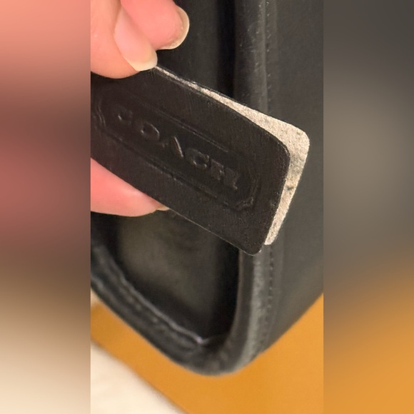 Elegant Black Leather Shoulder Bag - Picture 10 of 15